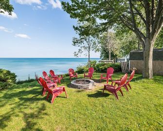 Lexington Beach house, On the water with private beach - Lexington - Patio