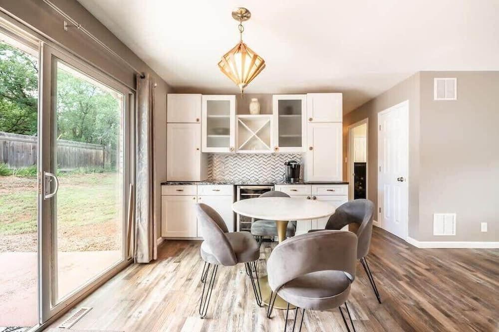 Flagstone Hall! Family Home w/ Scenic Views - קולרדו ספרינגס - חדר אוכל