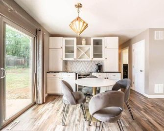 Flagstone Hall! Family Home w/ Scenic Views - Colorado Springs - Ruang makan