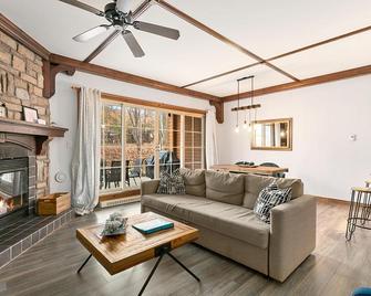 Le Manoir 106-7 by Escapades Tremblant - Mont-Tremblant - Sala de estar