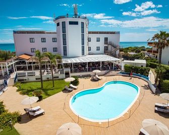 Ticho's Greenblu Hotel - Castellaneta - Basen