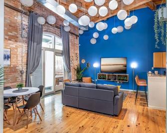100 Year-Old Historic Brick 2br Loft & Large Patio & Hammocks & High Ceiling - Durham - Stue