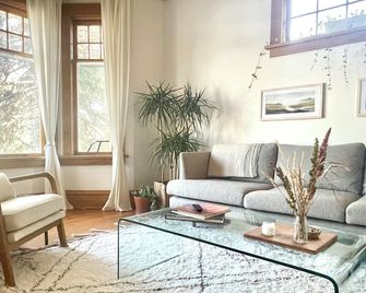 Stylish & Family Friendly Character Home - Moose Jaw - Σαλόνι