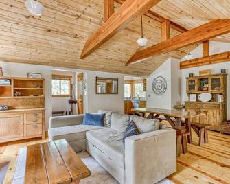 Cozy Retreat - Sandy - Living room