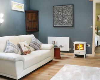 Woodpecker Cottage - Ludlow - Living room