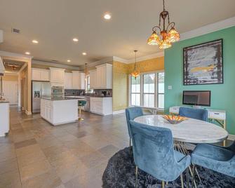 Spacious 5-bedroom house with WiFi, Fireplace in superb Prairieville - Prairieville - Dining room
