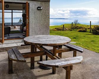 Kinbane Self Catering Cottages - 'Makem's Cottage' - Ballycastle - Patio
