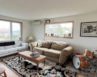 Lunenburg Beach Front Cottage on Masons - 360 Water Views - Lunenburg - Living room