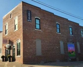 Small-Town Loft: Harvester - Modern Comfort in 1890 Historical Brick Building - Williamsburg - Building