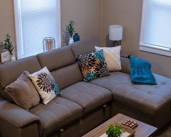 Remodeled 2 Bedroom Duplex Near Downtown - Grand Rapids - Sala de estar