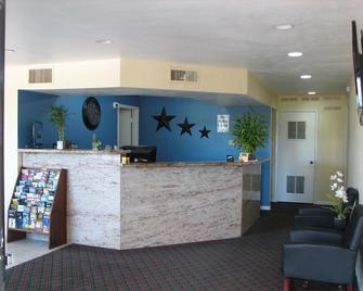 Relax Inn Marlin - Marlin - Front desk