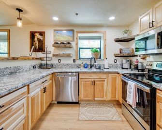 Steps to C Street and Saloons! Virginia City Getaway - Virginia City - Kitchen