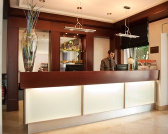 Atrium im Park Hotel Regensburg - Regensburg - Receptionist