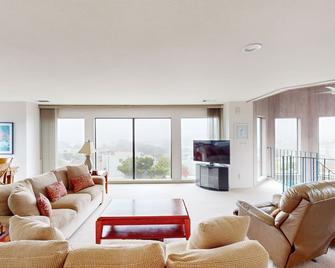 Modern Ocean-View Dream w/ Chefs Kitchen, Patio & Balcony - Walk to Beach - Bodega Bay - Living room