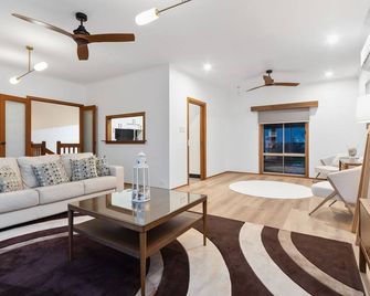 Martin's Bay View Retreat - Mount Martha - Living room