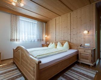 Bauernhof Ferienwohnungen Sennhof - Ausserweerberg - Bedroom