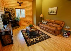 Secluded Wooded Cottage Near Snowmobile & Walking Trails, Fire Pit, Fast Wi-Fi - Two Harbors - Living room