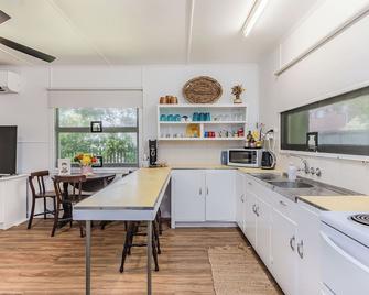 Cosy Pet Friendly Beach House - Kingscliff - Kitchen
