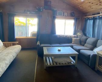 Cabin 5 feet from waters edge!! - Lincoln - Living room