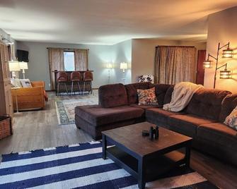 The Farm in Volga sits on 7 acres w/ a pond! - Volga - Living room