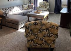 3 Bedroom Retreat in the Heart of Downtown New Hampton - 新漢普頓 - 客廳