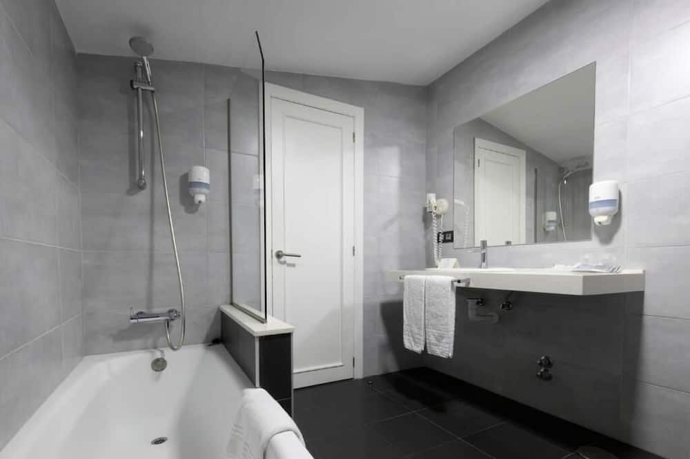 Hotel La Palma de Llanes by gaiarooms - יאנס - חדר רחצה
