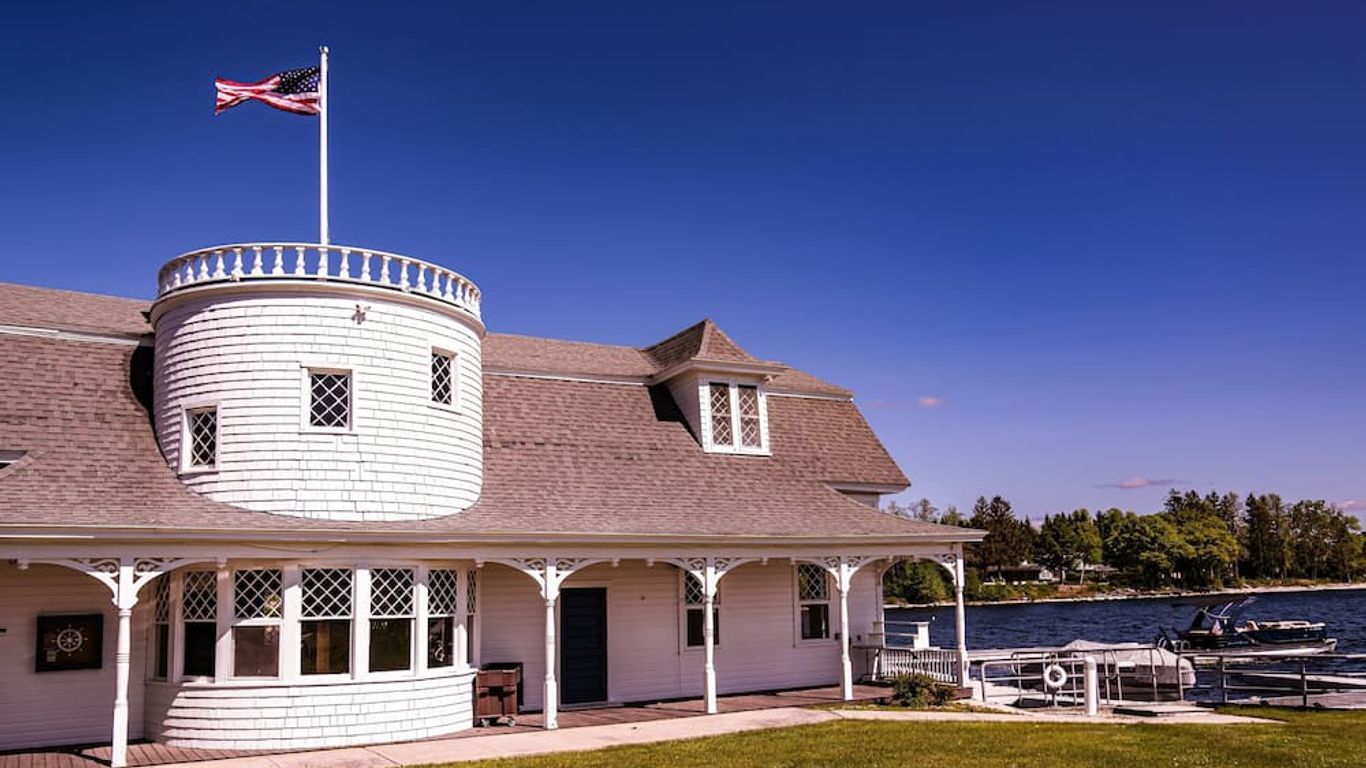 Valcour Inn & Boathouse