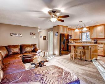 Anglers Rest - Oakhurst - Living room