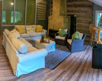 2,500 sq Ft., 2 Acres, New Furniture, Fishing Pond, Game Room, Paddle Boat - Richmond - Obývací pokoj