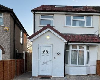 Near Heathrow - Studio - Wifi - Parking - Sleeps 2 - Uxbridge - Gebouw