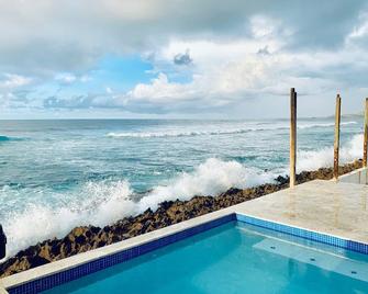 Discovery Inn Suites at 681 Ocean Drive - Arecibo - Piscina