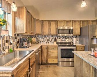 St Charles 'Hilltop Mansion' w/ Mod Interior! - Saint Charles - Kitchen