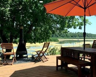 Incredible Waterfront Cottage with Hot-tub, Barbecue and Fire Pit in Portage la Prairie, Manitoba - Portage La Prairie - Patio