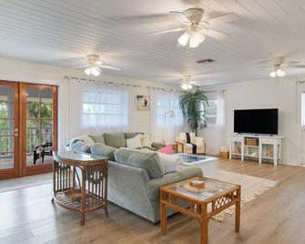 Charming Island Cottage in Dunes Golf Tennis Club - Sanibel - Wohnzimmer