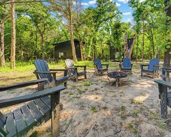 The Red Bird | Treehouse Stay + Pickleball Court - Decatur - Patio