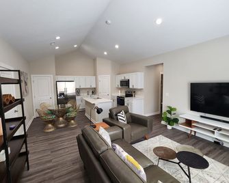 Cozy 3-Bedroom Duplex - Wichita - Living room