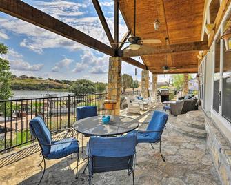 Lakefront Granbury Home with Dock, Decks and Hot Tub! - Granbury - Balkong