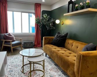 Flamingo Jungle Tropical-Themed Getaway at Ports on Portland, Unit #2 - Halifax - Pokój dzienny