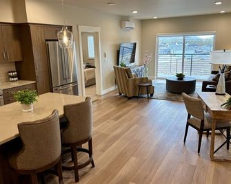 Mountain views condo with coffee/restaurant on first floor - Redmond - Dining room