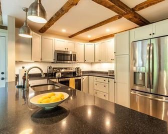 Breathtaking Riverfront Farmhouse w/Mountain Views - Bridgewater - Kitchen