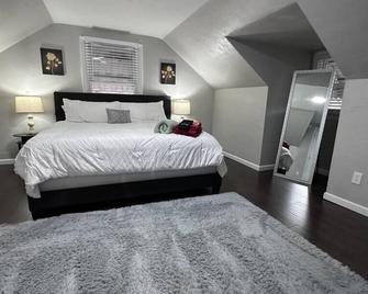 Incredible 5 bed 2 bath w/ HOT TUB close to Pitt - Bethel Park - Bedroom
