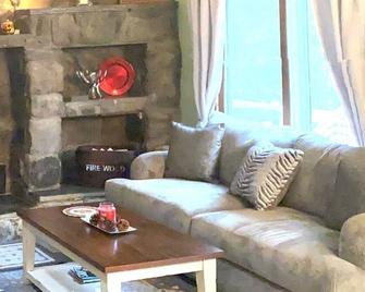 3 - bedroom chalet with loft just 10 minutes from Magic Mountain Ski Resort - West Townshend - Sala de estar