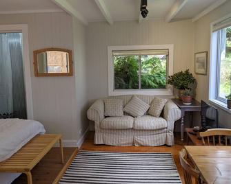 Seascape Getaway - Tomakin - Living room