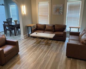 Charming 2-bedroom apartment with AC, WiFi, in The Historic Ashtabula Harbor - Ashtabula - Sala de estar