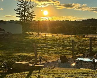 Stunning Queenslander on shire horse farm - Croftby