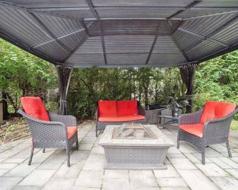 Spacious house in Montreal: 5 bedrooms, 4 bathrooms, garden with pool - Montreal - Patio