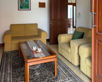 The Priangan Boutique Villa @ Ciwaruga - Bandung - Olohuone