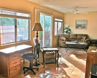 Stylish, Comfy 1450 Sq. Ft. Townhome with Saltillo Tile & Sunny AZ Room - Green Valley - Sala de estar
