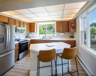North Coast Beach Access Cottage | Near Canal Park - Duluth - Cocina