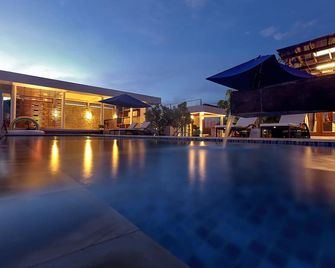 Villa Luna Kuta Lombok - Kuta - Pool